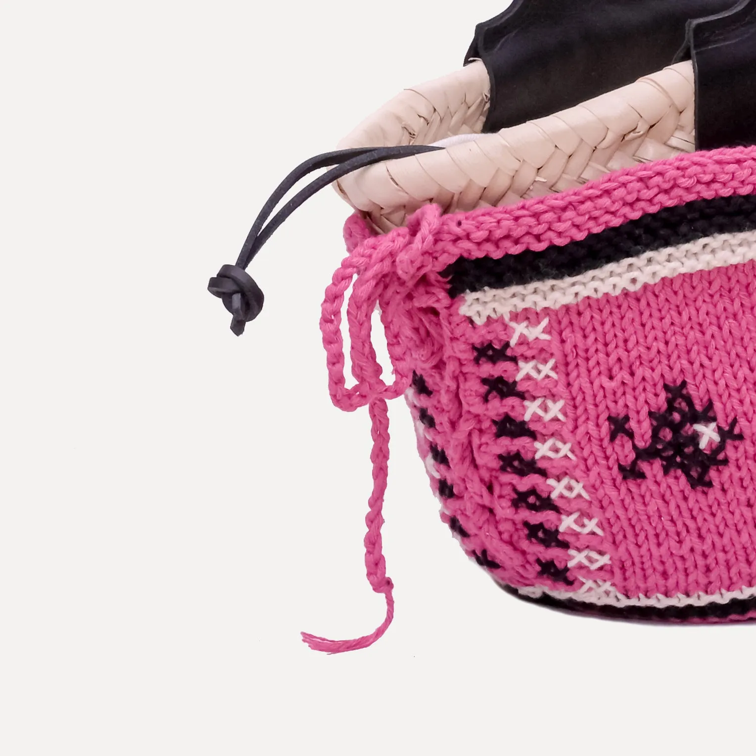 Caxinas - mini embroidered basket in pink