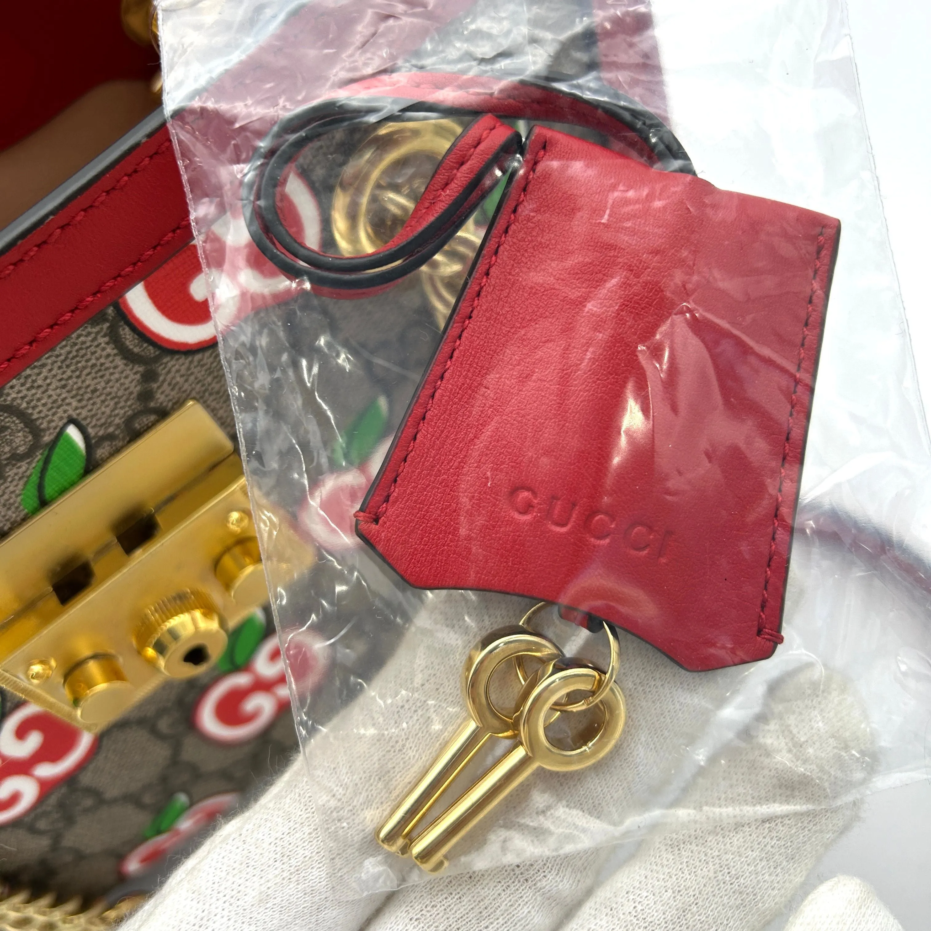 Gucci Gucci GG Supreme Apple Padlock Tote gu8880cc