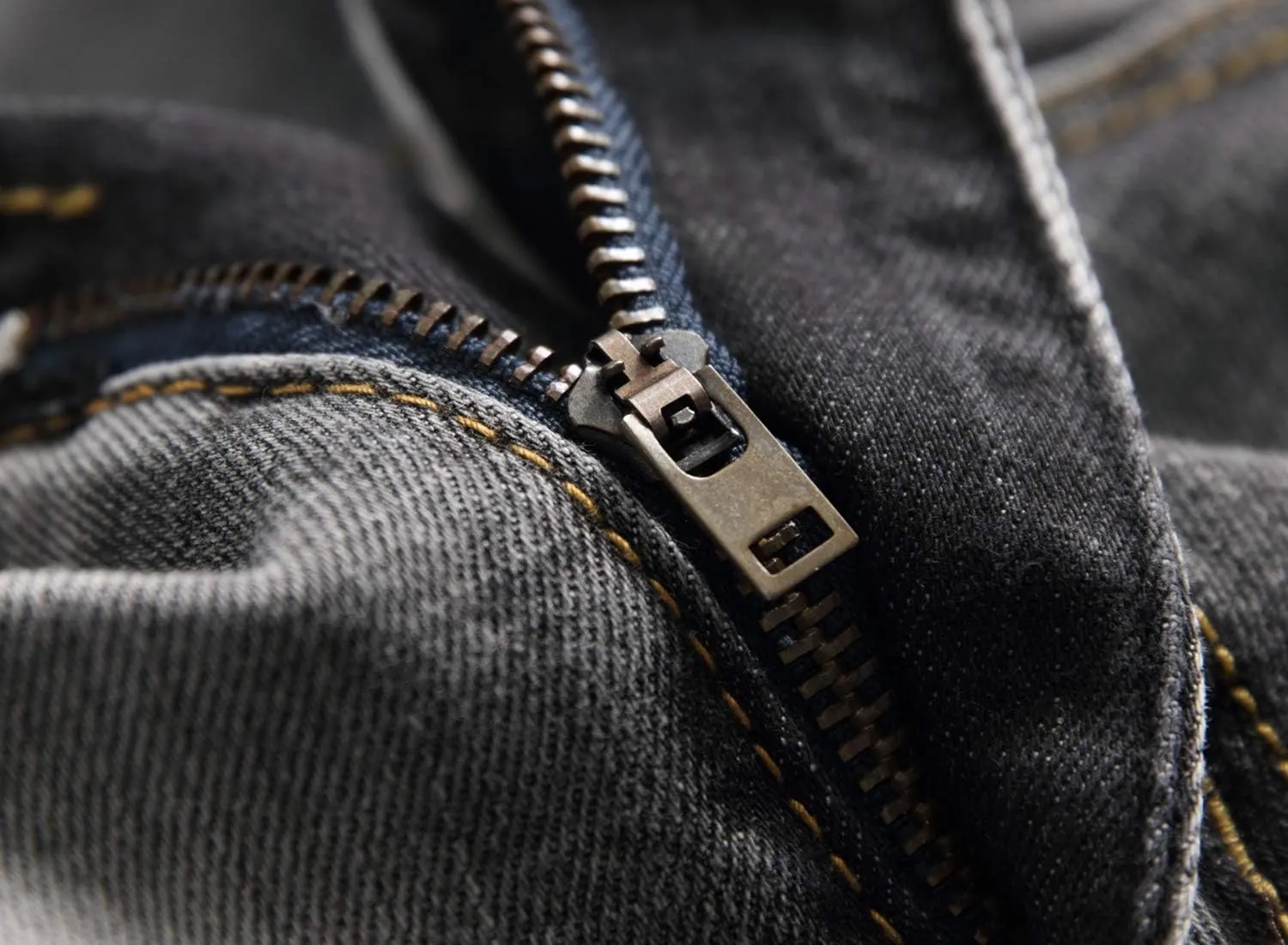 SHOOYING Men's Casual Denim Ripped Shorts